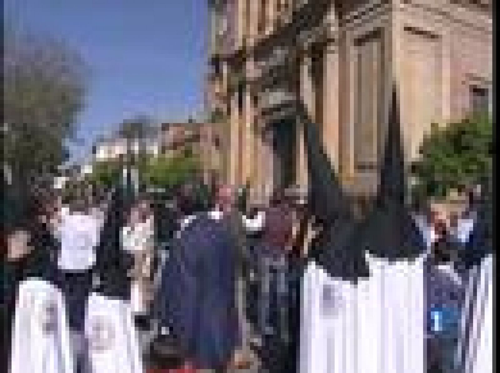 Pendientes del cielo, sevillanos y turistas esperan que esta vez no tengan que sacar el paraguas | Ver