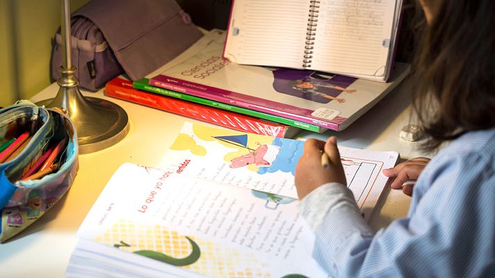 Telediario 1 - Los expertos creen que los libros de texto deben ayudar a visualizar el papel de la mujer en nuestra sociedad