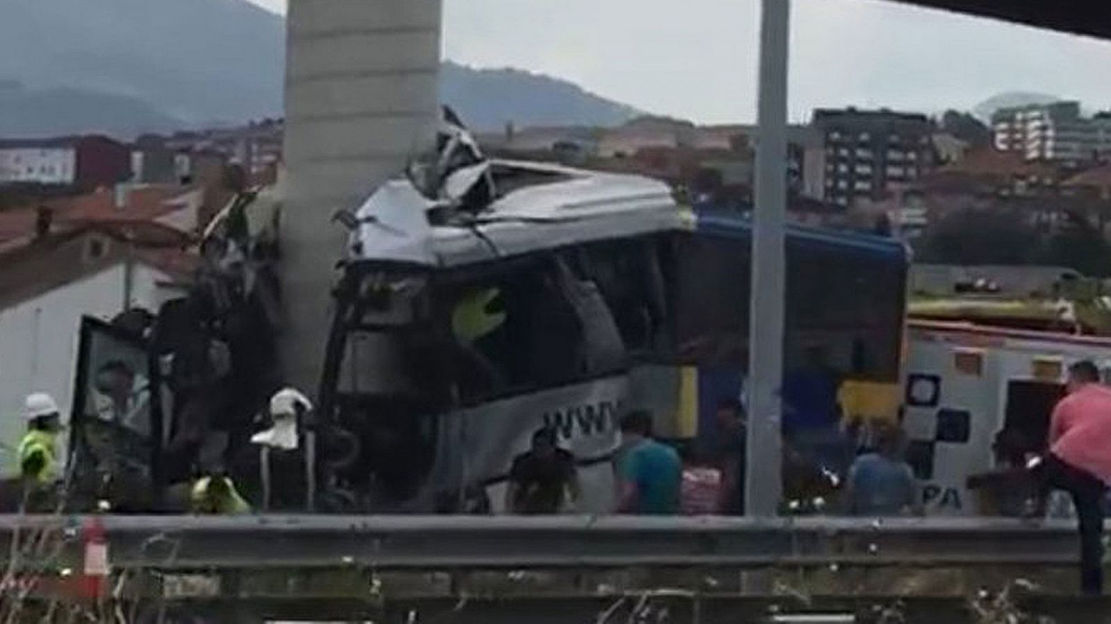 Avilés | Varios muertos al estrellarse un autobús contra el pilar de un viaducto