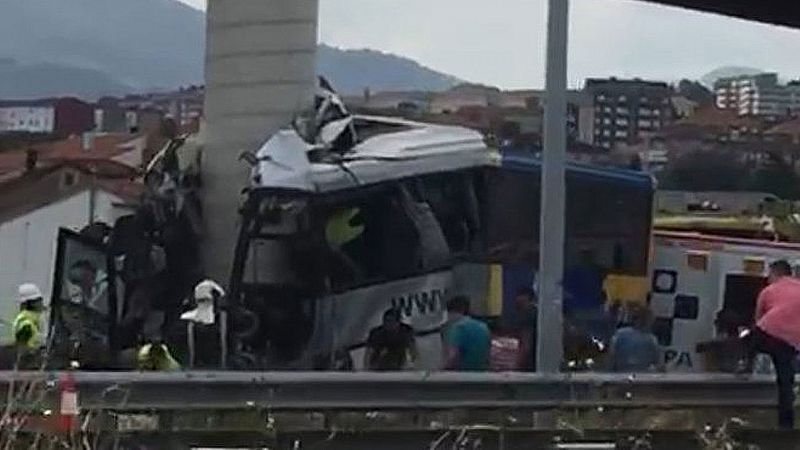 Varios muertos al estrellarse un autobús contra un pilar de un viaducto en Avilés
