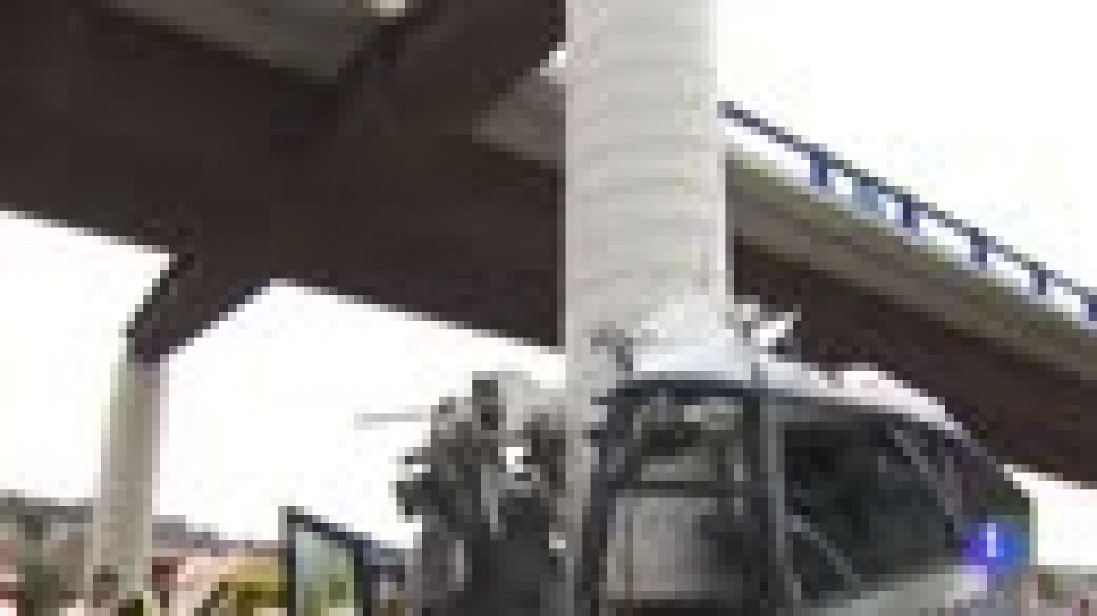 Cinco muertos y 15 heridos al colisionar un autobús contra el pilar de un viaducto en Avilés