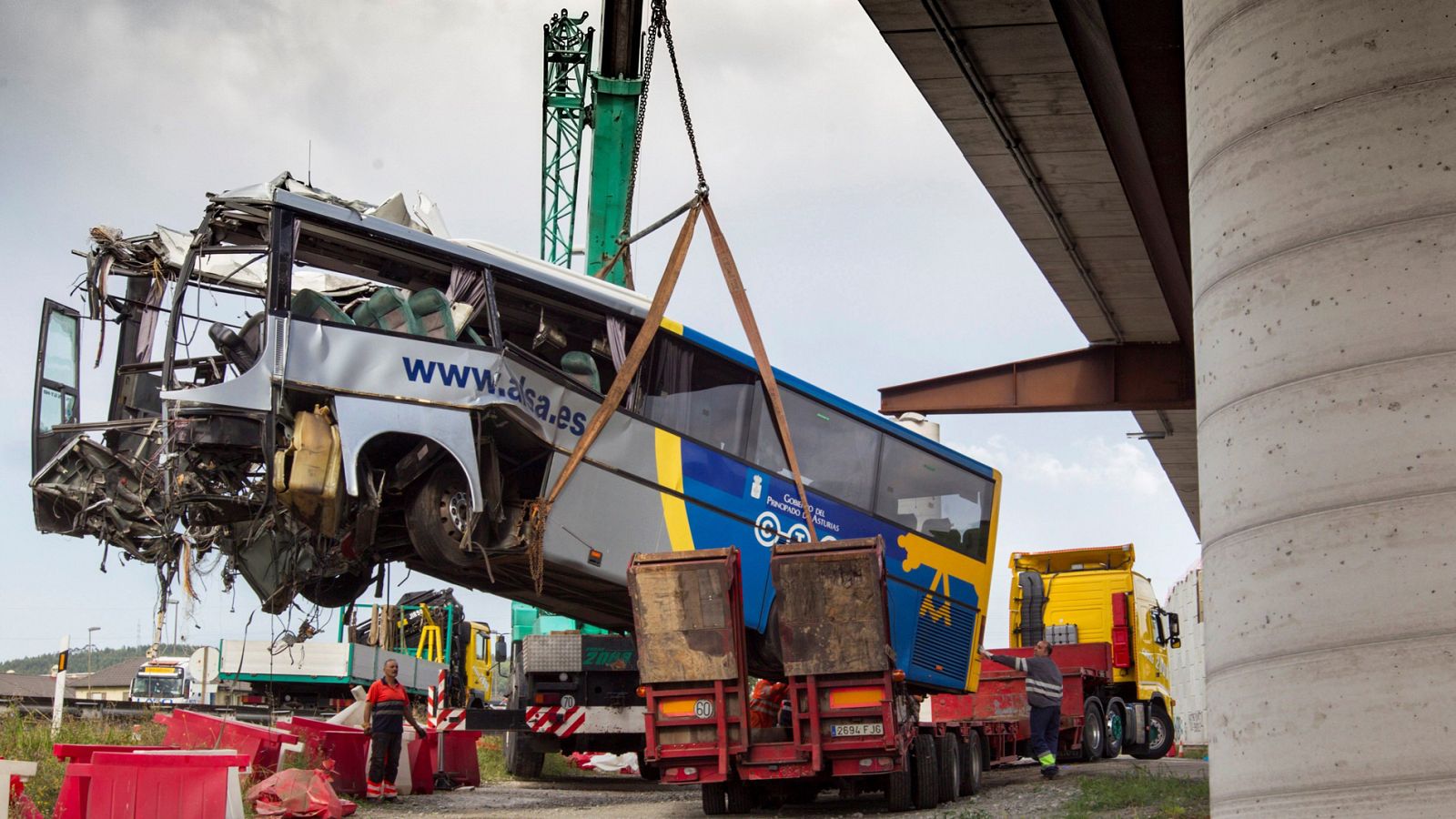 La investigación del accidente de autobús en Avilés apunta a un desvanecimiento del conductor
