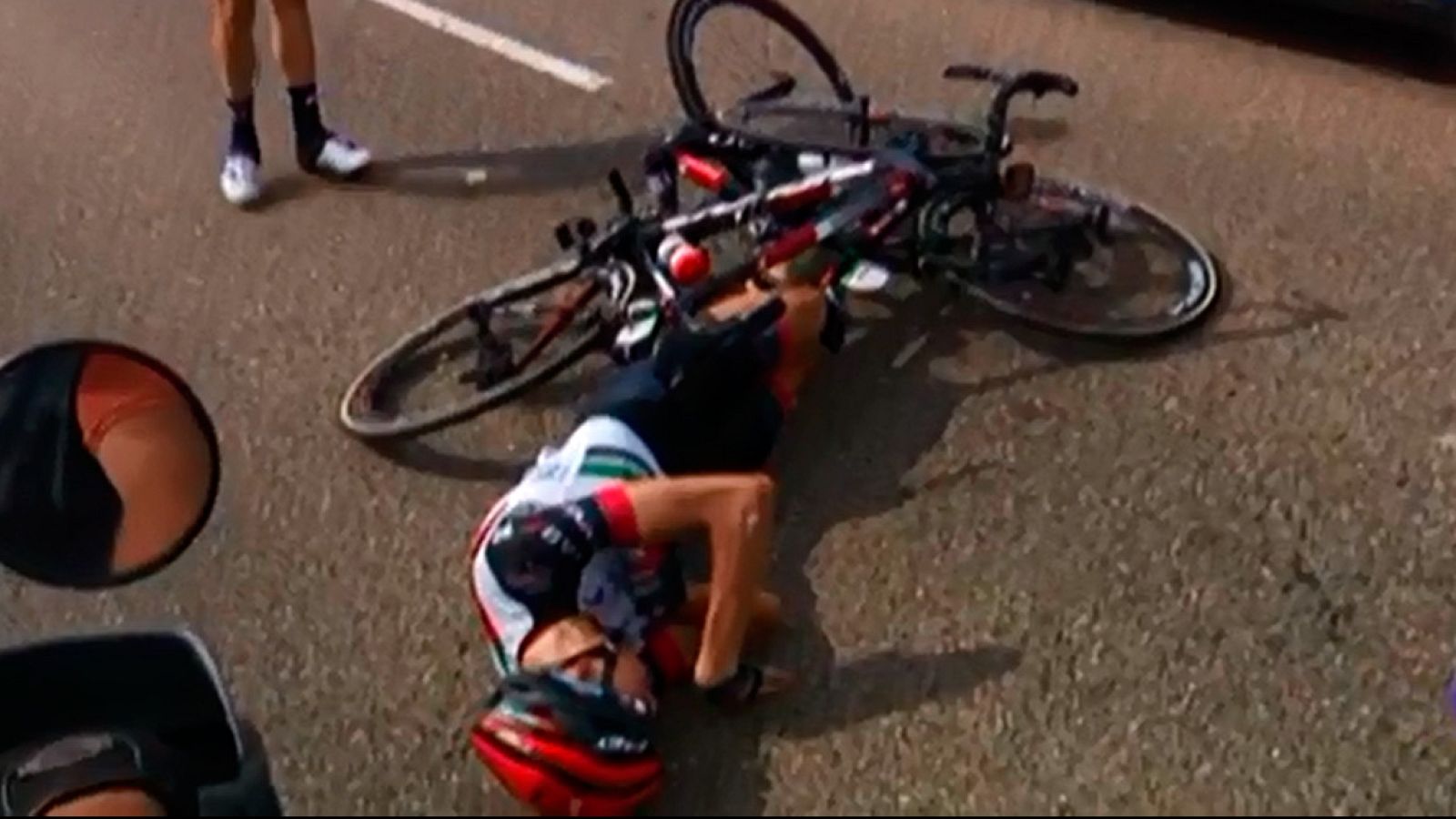 El ciclista italiano Simone Petili sufrió una dura caída en la que sufrió un traumatismo cranoencefálico y tuvo que ser trasladado a un hospital, donde ha sido dado de alta a última hora de la tarde.