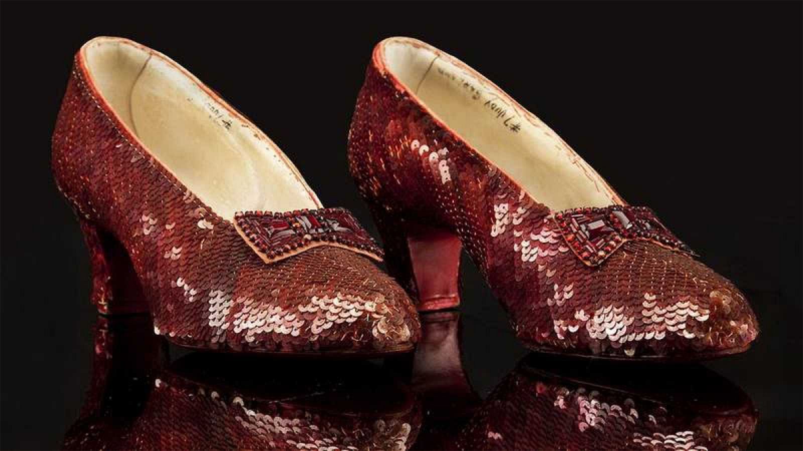 Telediario 1: El FBI recupera los zapatos rojos de 'El mago de Oz' trece años después de su robo | RTVE Play