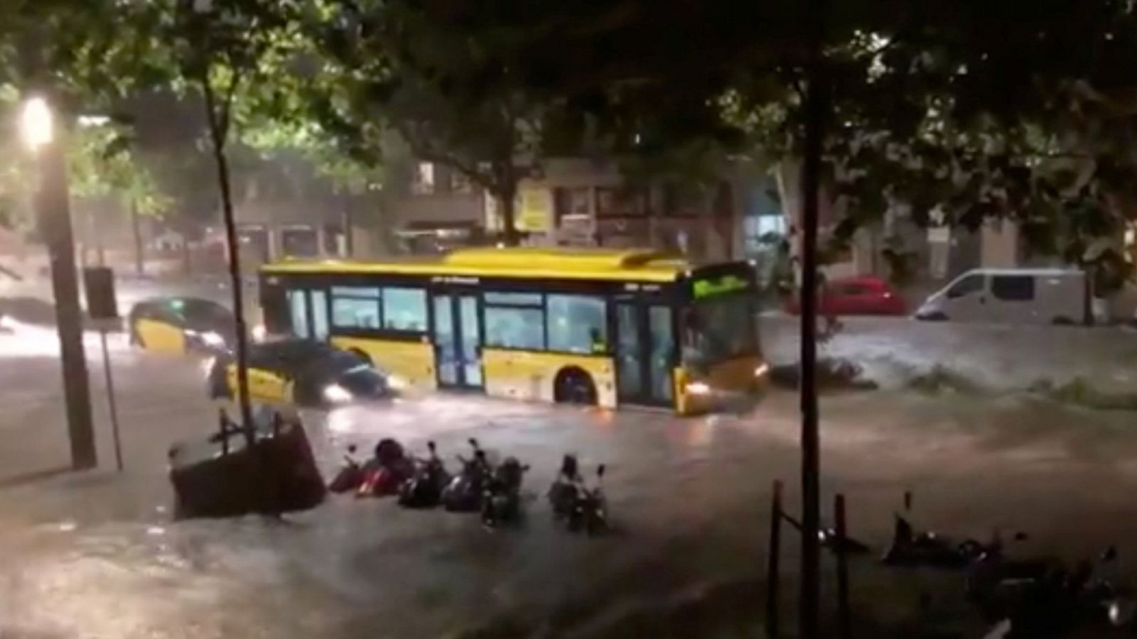 Las lluvias dejan 70 l/m2 en el Raval e inunda el metro de Barcelona