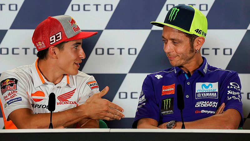La imagen de la jornada previa al GP de San Marino fue el intento de Marc Márquez de darle la mano a Valentino Rossi y firmar la paz entre ambos pilotos. El italiano se la negó en plena rueda de prensa.