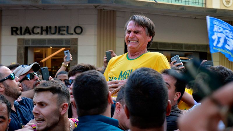Apuñalado el candidato ultraderechista brasileño Jair Bolsonaro en un acto electoral 