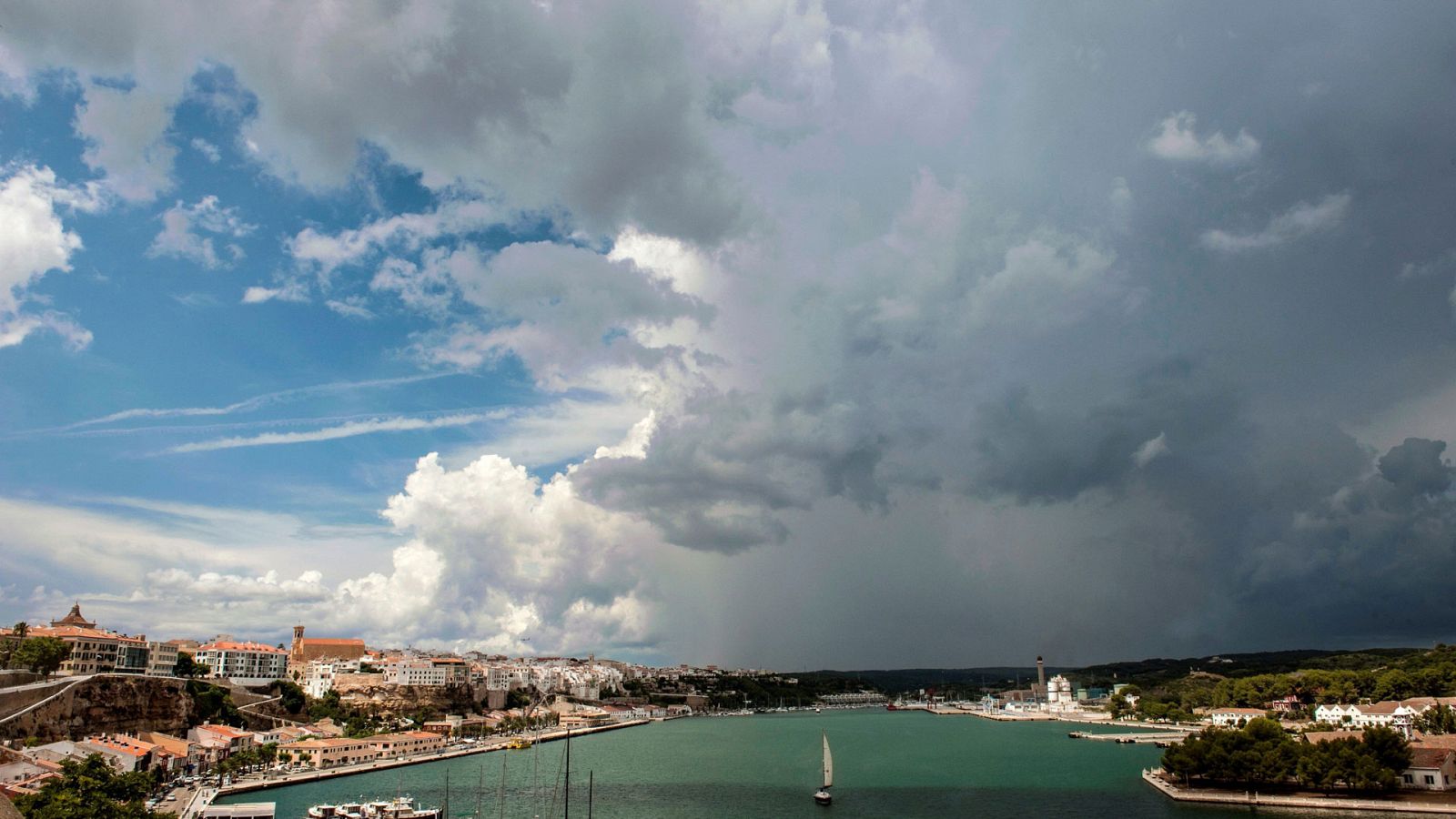 El tiempo: Chubascos y tormentas localmente fuertes y persistentes en el sudeste peninsular y Melilla  | RTVE Play