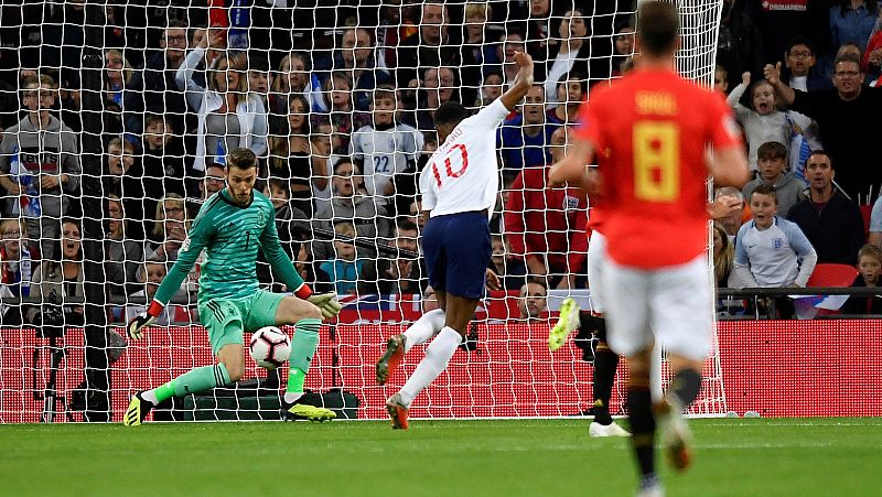 Inglaterra se adelantó en Wembley al marcar el primer gol del partido por medio de Rashford.