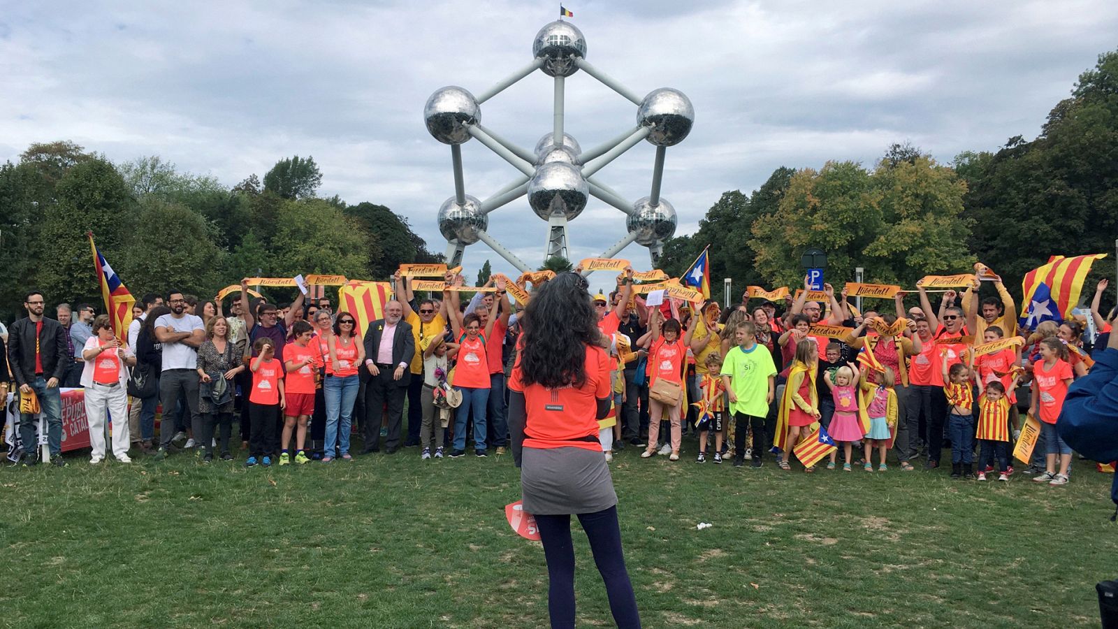 Unas cien personas se concentran junto al Atomium de Bruselas para pedir la independencia de Cataluña