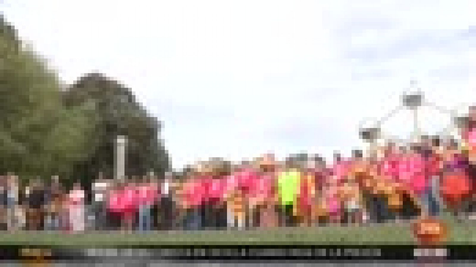 Unas cien personas se concentran junto al Atomium de Bruselas para pedir la independencia de Cataluña