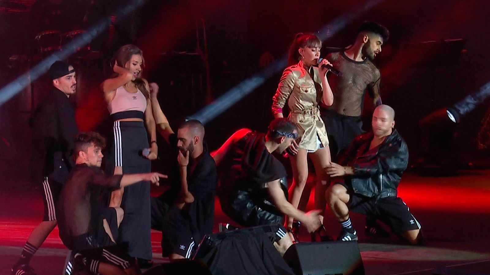 OT Bernabéu - Aitana y Ana Guerra cantan 'Lo malo'