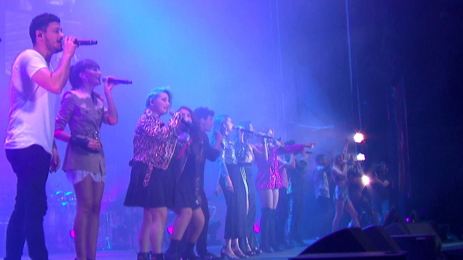 OT Bernabéu - OT 2017 canta 'Camina'