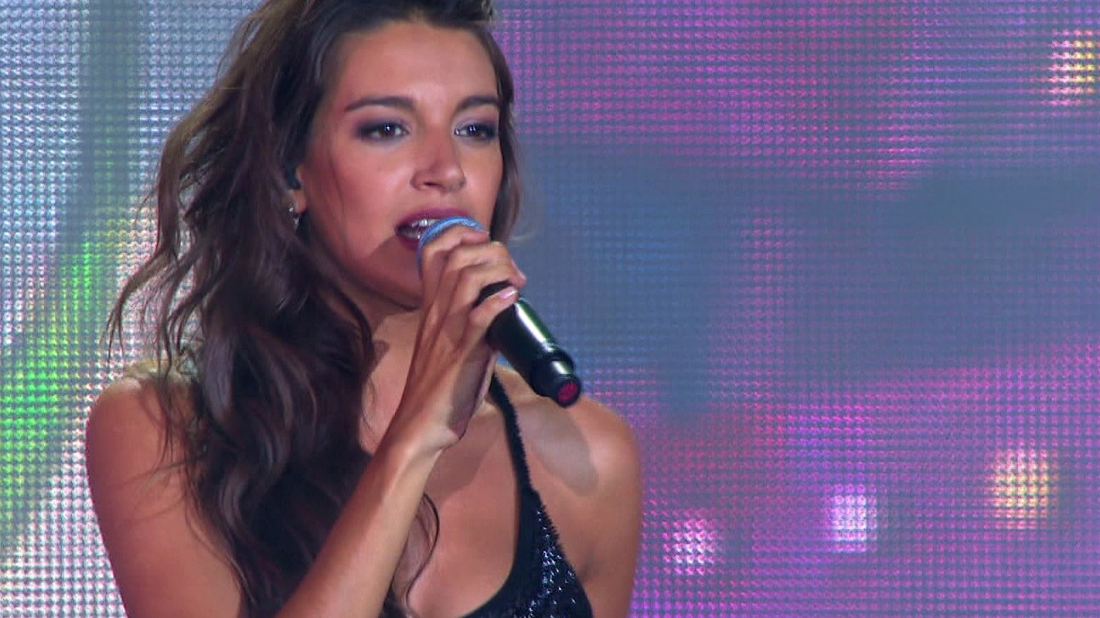 OT Bernabéu - Ana Guerra canta 'La bikina'