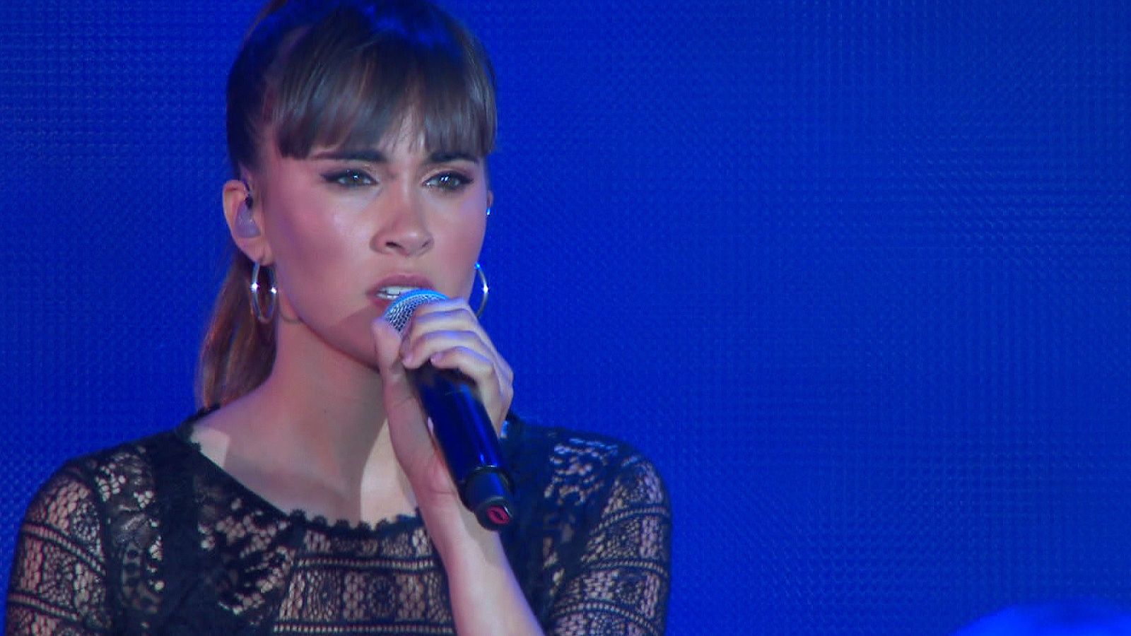 OT Bernabéu - Aitana canta 'Issues'