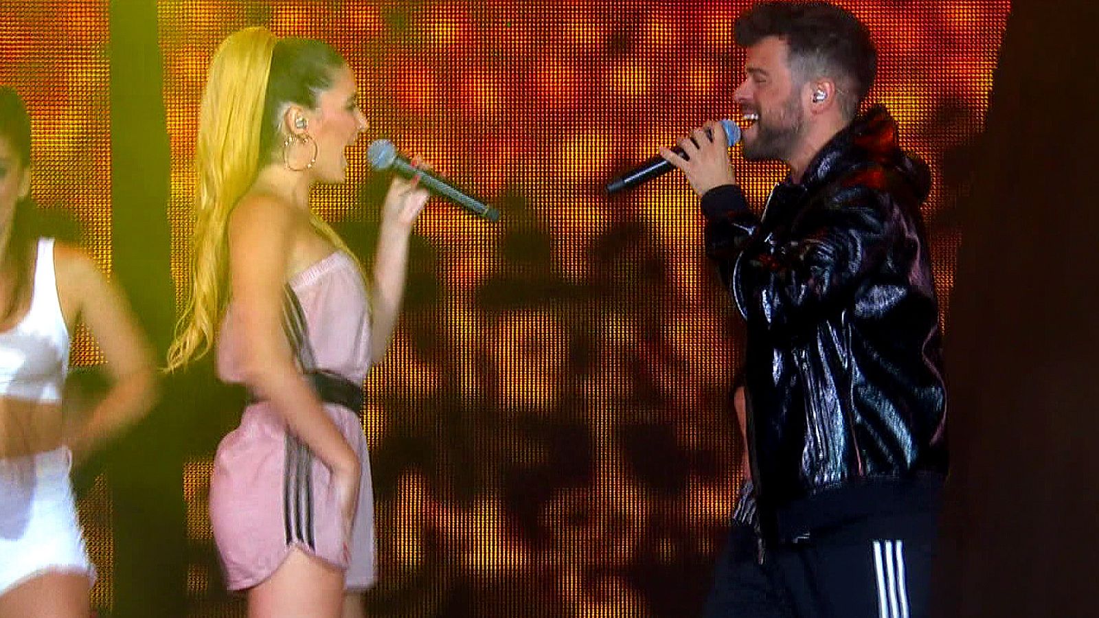 OT Bernabéu - Ricky y Mireya cantan 'Madre tierra'