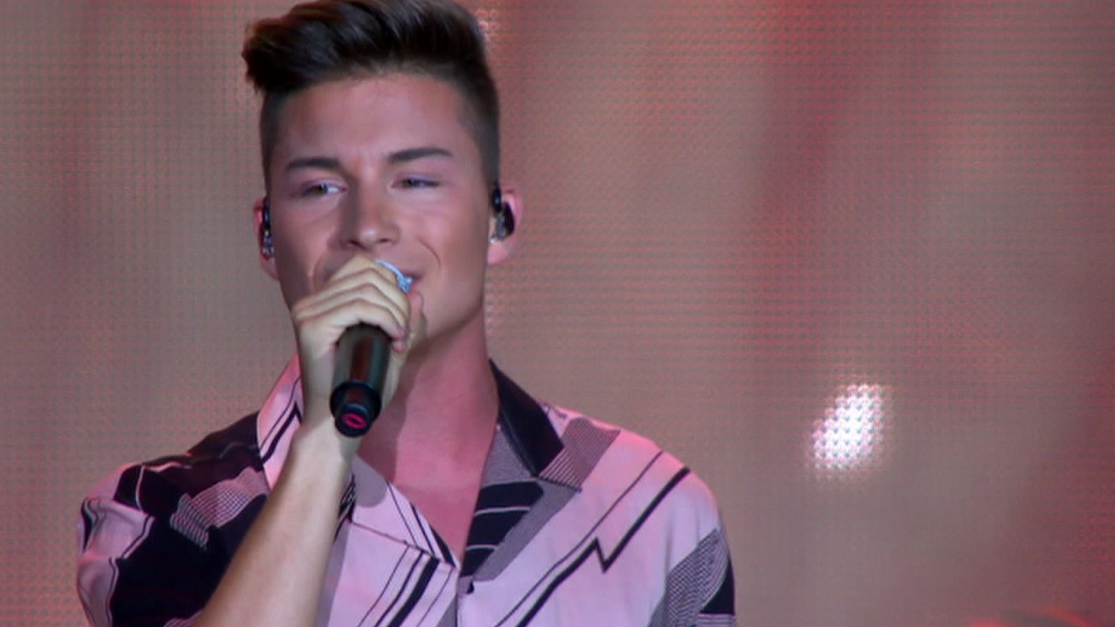 OT Bernabéu - Raoul canta 'Million reasons'