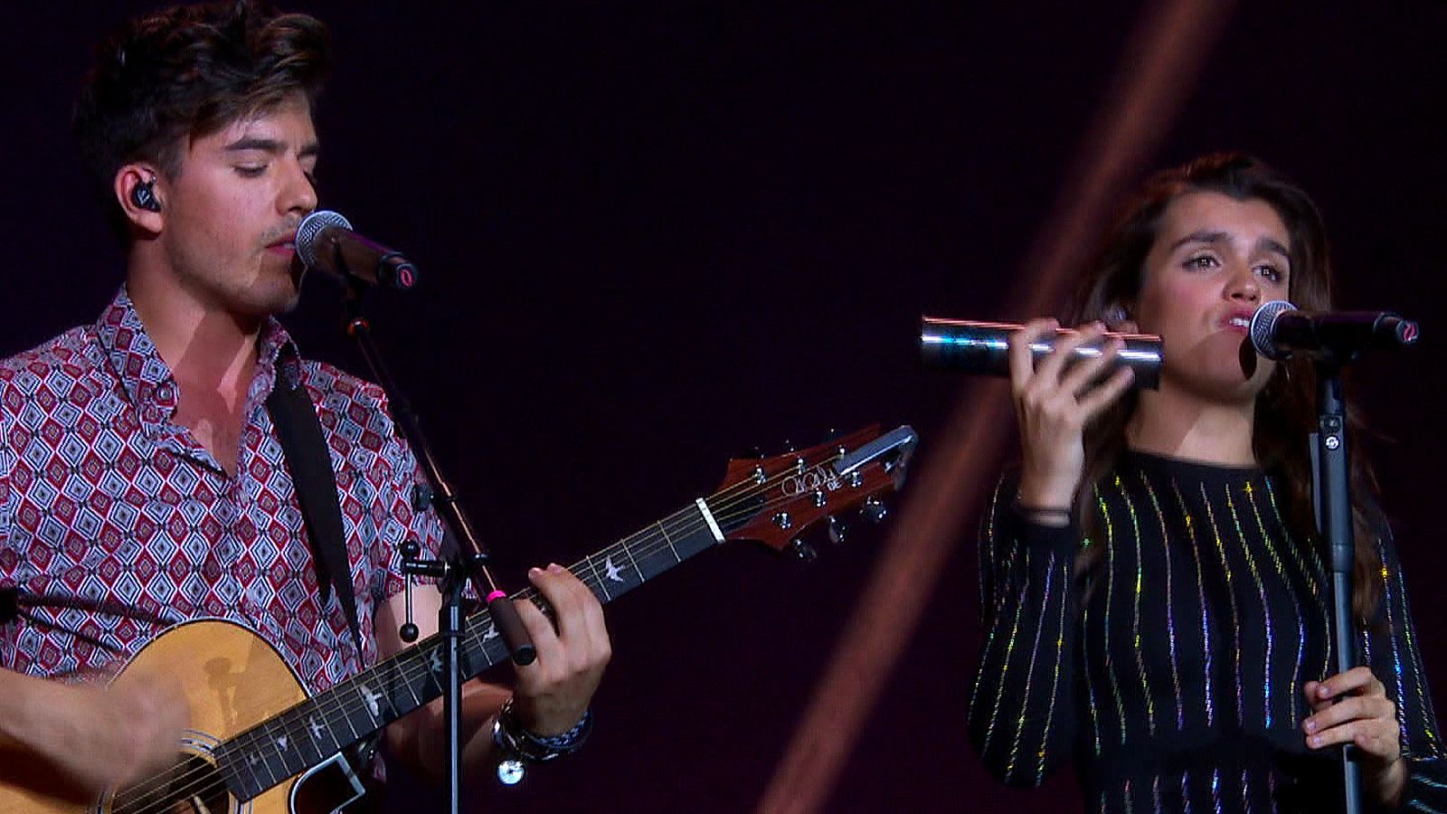 OT Bernabéu - Amaia y Roi cantan 'Shape of you'