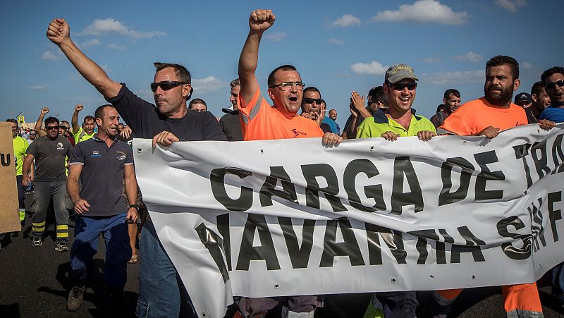 Los trabajadores de Navantia cortan la A-4