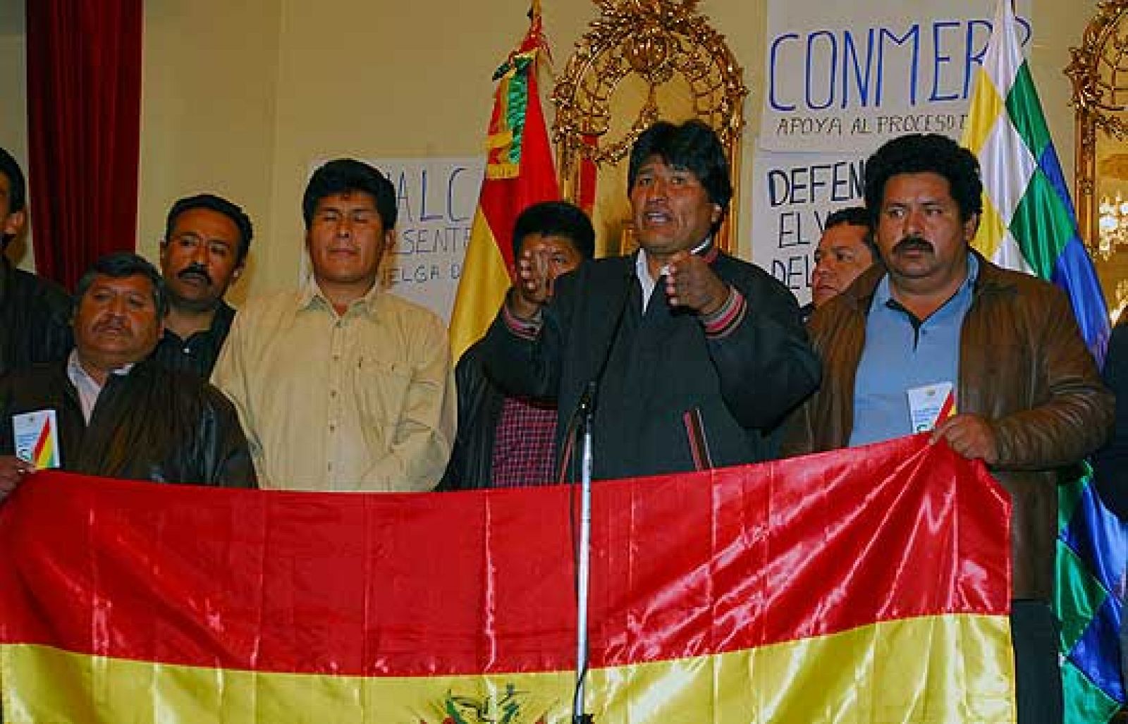 El partido del presidente boliviano, Evo Morales, ha aprobado en primera instancia, en una sesión parlamentaria confusa y con parte de la oposición ausente, la ley de régimen electoral para celebrar los comicios del próximo 6 de diciembre en los que Morales intentará renovar su mandato hasta 2015. La aprobación, que aún no es definitiva, se ha producido horas después de que el presidente Morales, junto a varios dirigentes sindicales, iniciara una huelga de hambre para exigir al Congreso Nacional la aprobación de la norma (09/04/09).