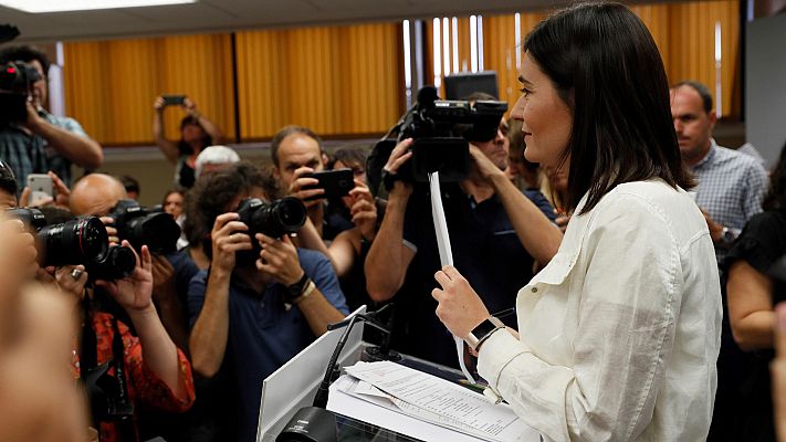 Telediario 1 - La oposición considera insuficientes las explicaciones de Montón sobre su máster