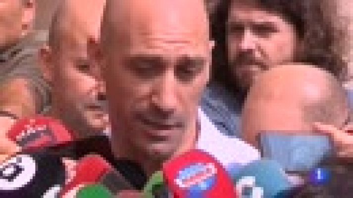 Telediario 1 - La RFEF apoya a los niños gitanos del Colegio Mediterrani de Elche