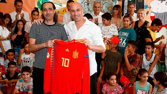 Telediario 1 - La RFEF apoya a los niños gitanos del Colegio Mediterrani de Elche