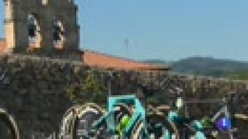 La 73 edici�n de la Vuelta ciclista a Espa�a recalar� este martes en Cantabria con una contrarreloj que une las localidades c�ntabras de Santillana del Mar y Torrelavega. 
