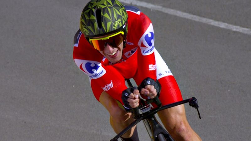 El ciclista australiano Rohan Dennis, del BMC Racing, se ha  impuesto en la decimosexta etapa de la Vuelta Ciclista a España, una  contrarreloj de 32 kilómetros entre las localidades cántabras de  Santillana del Mar y Torrelavega, mientras que Simon