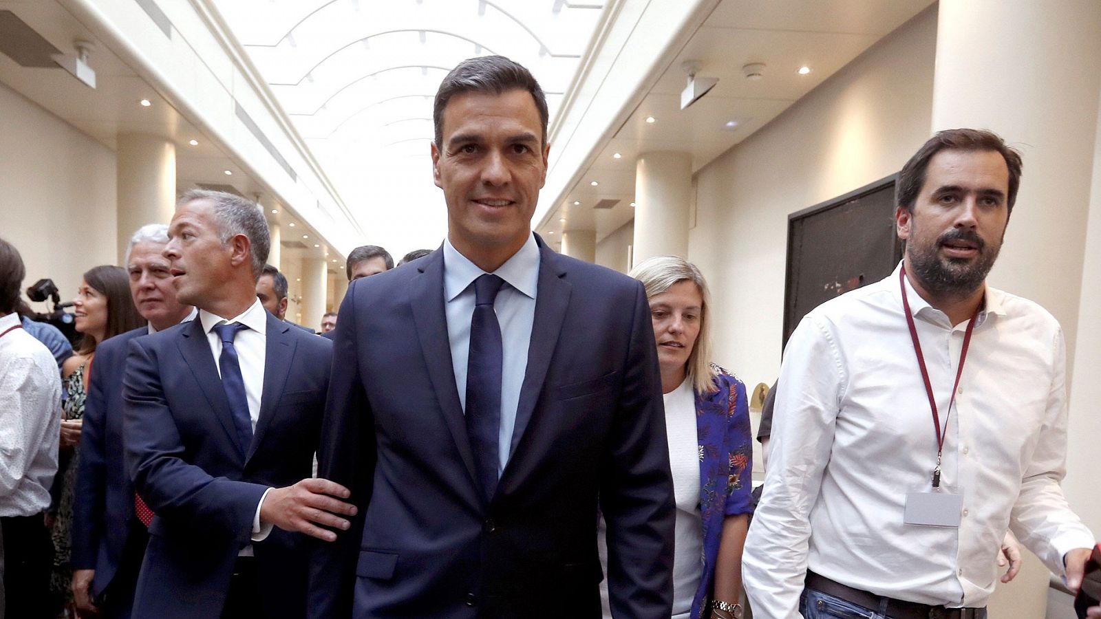 Sánchez confirma a Montón: "Va a seguir haciendo un extraordinario trabajo"