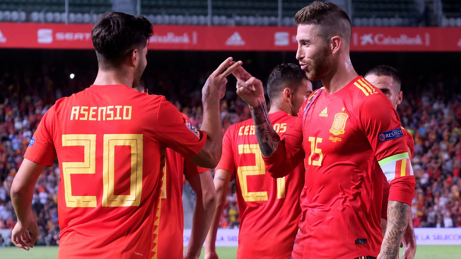 Sergio Ramos marca de cabeza en el saque de un córner el quinto gol de España a Croacia en Elche.