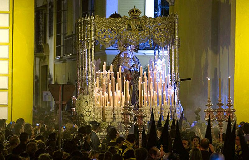 Cientos de miles de personas celebran la Madrugá del Viernes Santo en Sevilla.