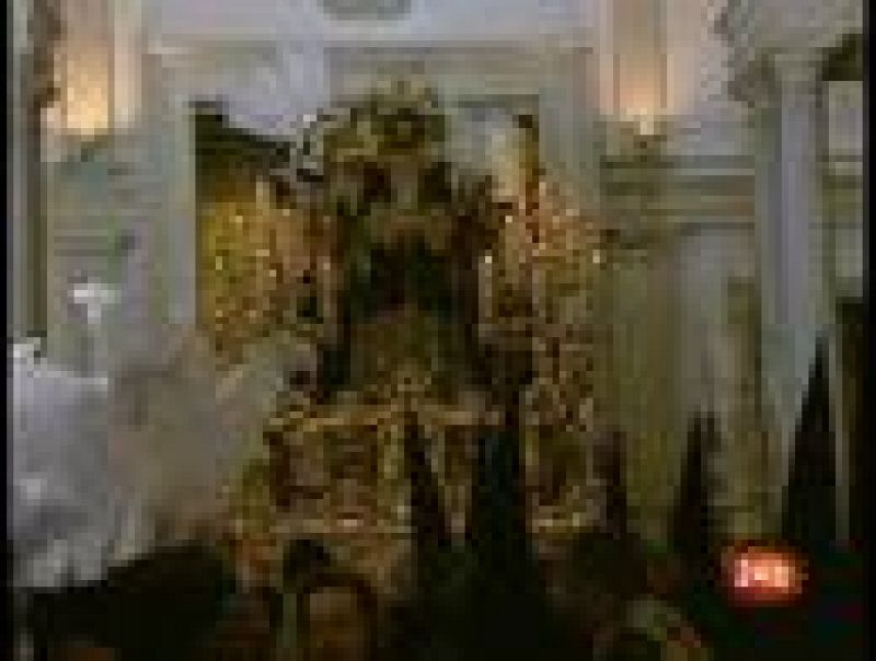 Cientos de miles de personas celebran la Madrugá del Viernes Santo en Sevilla.