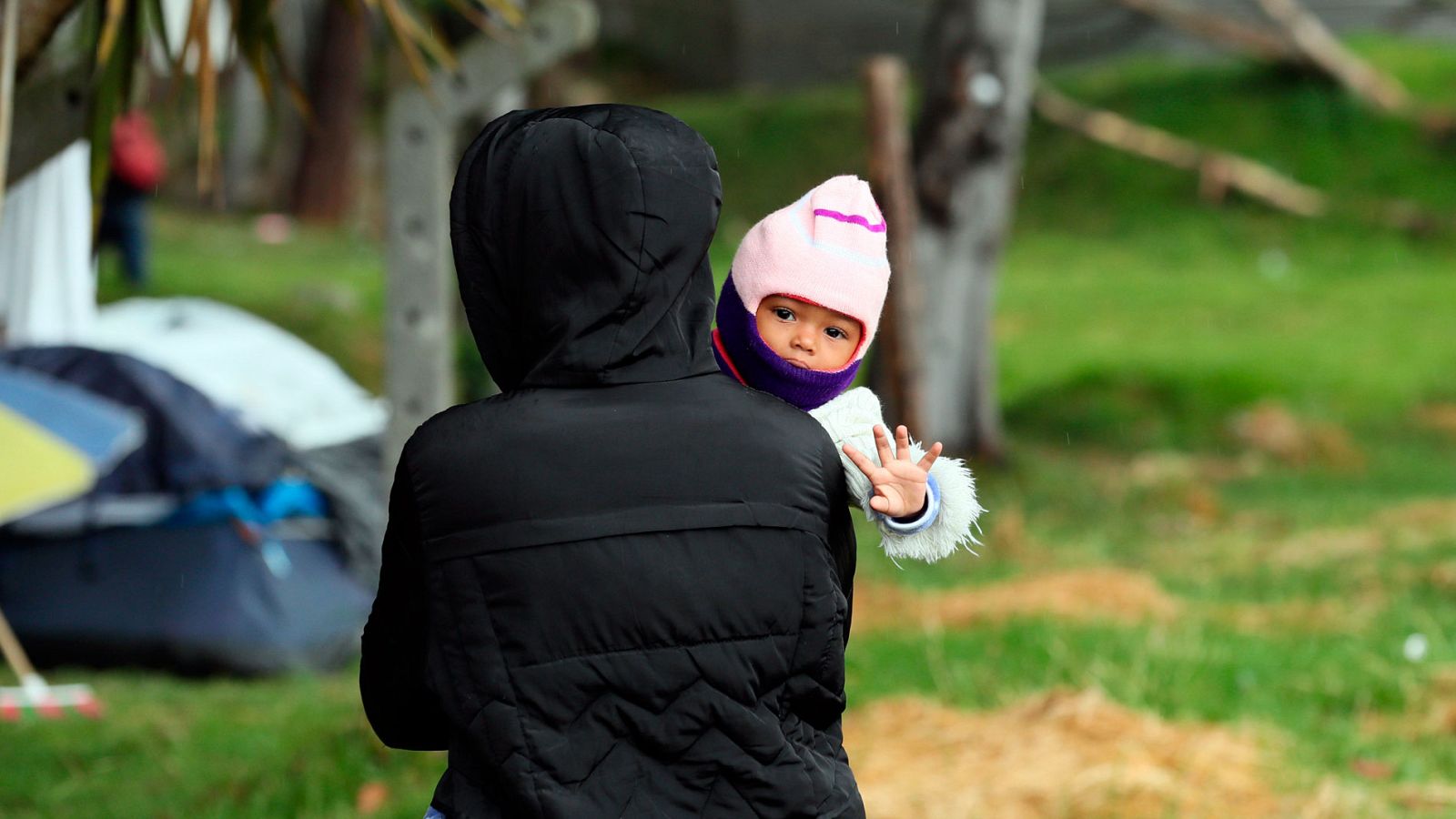 Los 'caminantes de los pies rotos': así es el éxodo venezolano bajo el frío de Tunja