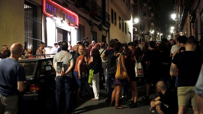  - Un centenar de personas reclama la libertad de Willy Toledo en el teatro al que iba acudir antes de ser detenido.