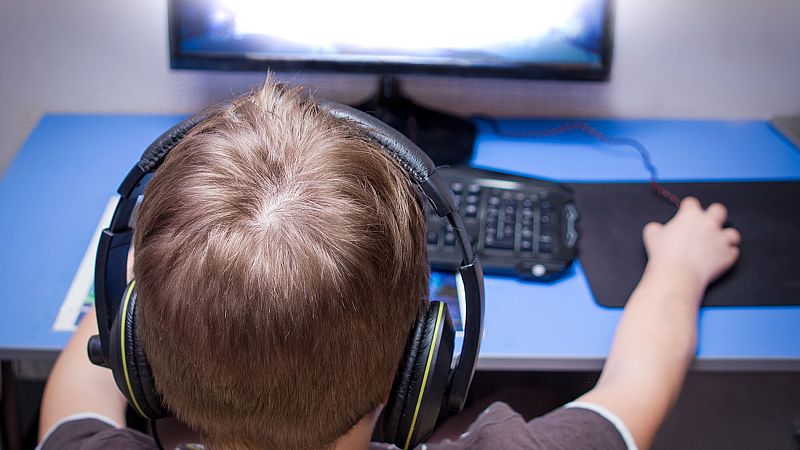 En Canarias, existe polémica por la introducción de una asignatura extraescolar sobre videojuegos deportivos. Un grupo de pediatras, profesores y psicólogos han creado una plataforma para oponerse a este proyecto, mientras que algunos neuropsicólogos