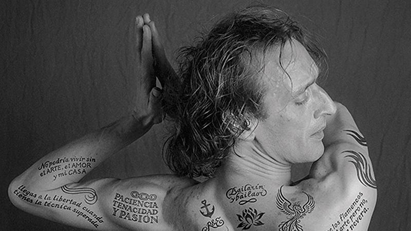 Diez artistas del mundo flamenco han posado con sus biografías tatuadas en la piel. El retratista de estos desnudos del cuerpo y del alma ha sido el eslovaco Juraj Horniak. La exposición forma parte de la Bienal del Flamenco de Sevilla.