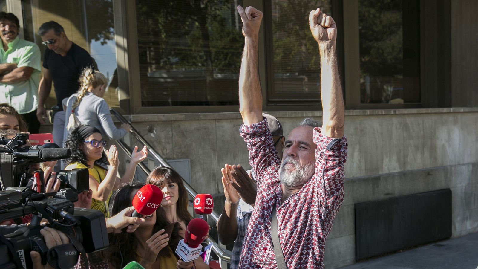 El actor Willy Toledo ha quedado en libertad provisional y sin fianza este jueves tras negarse a declarar ante el juzgado de instrucción número 11 de Madrid y a espera de que continúe la investigación por un delito contra los sentimientos religiosos.