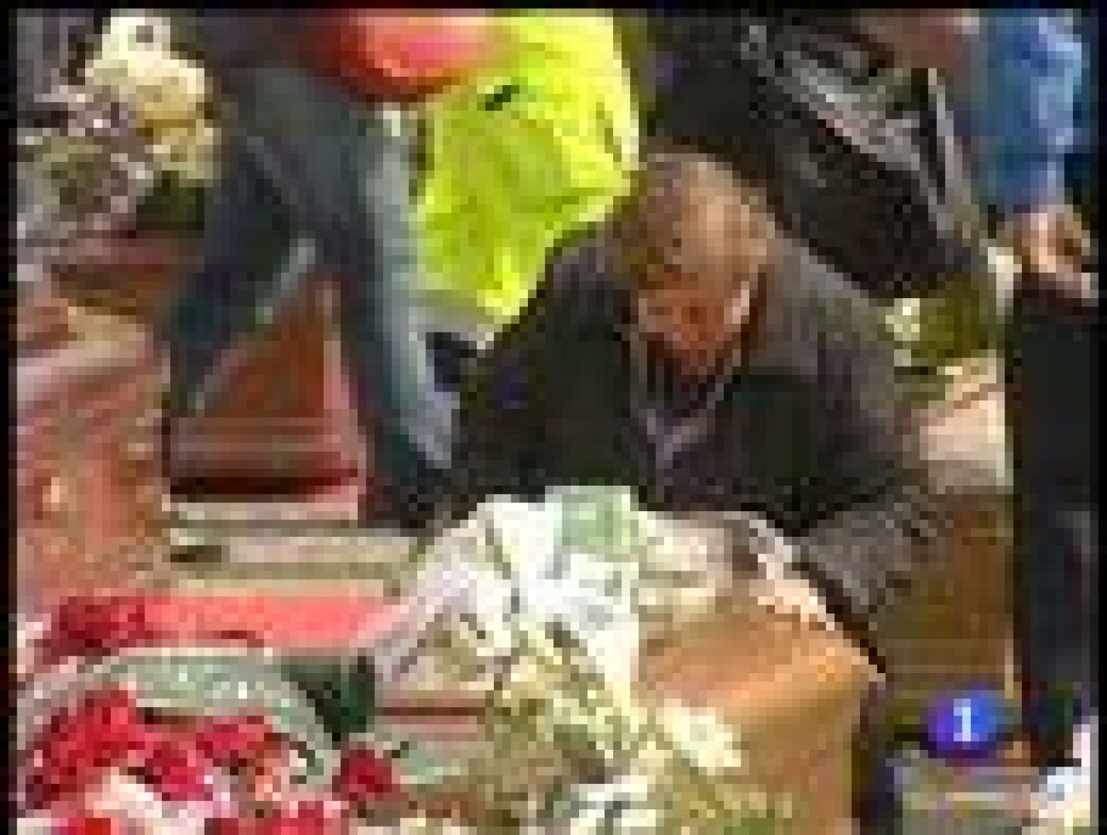 El cardenal Bertone ha presidido el funeral de Estado de las víctimas del terremoto que ha azotado el centro de Italia, en el que los familiares han llorado a sus allegados.