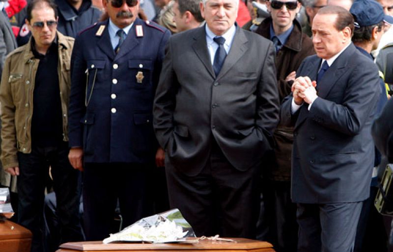  El cardenal Bertone ha presidido el funeral de Estado de las víctimas del terremoto que ha azotado el centro de Italia, en el que los familiares han llorado a sus allegados.