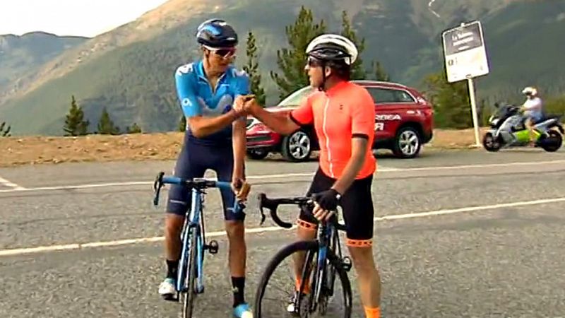 El comentarista de TVE asciende junto al ciclista Marc Soler (Movistar) el puerto andorrano.