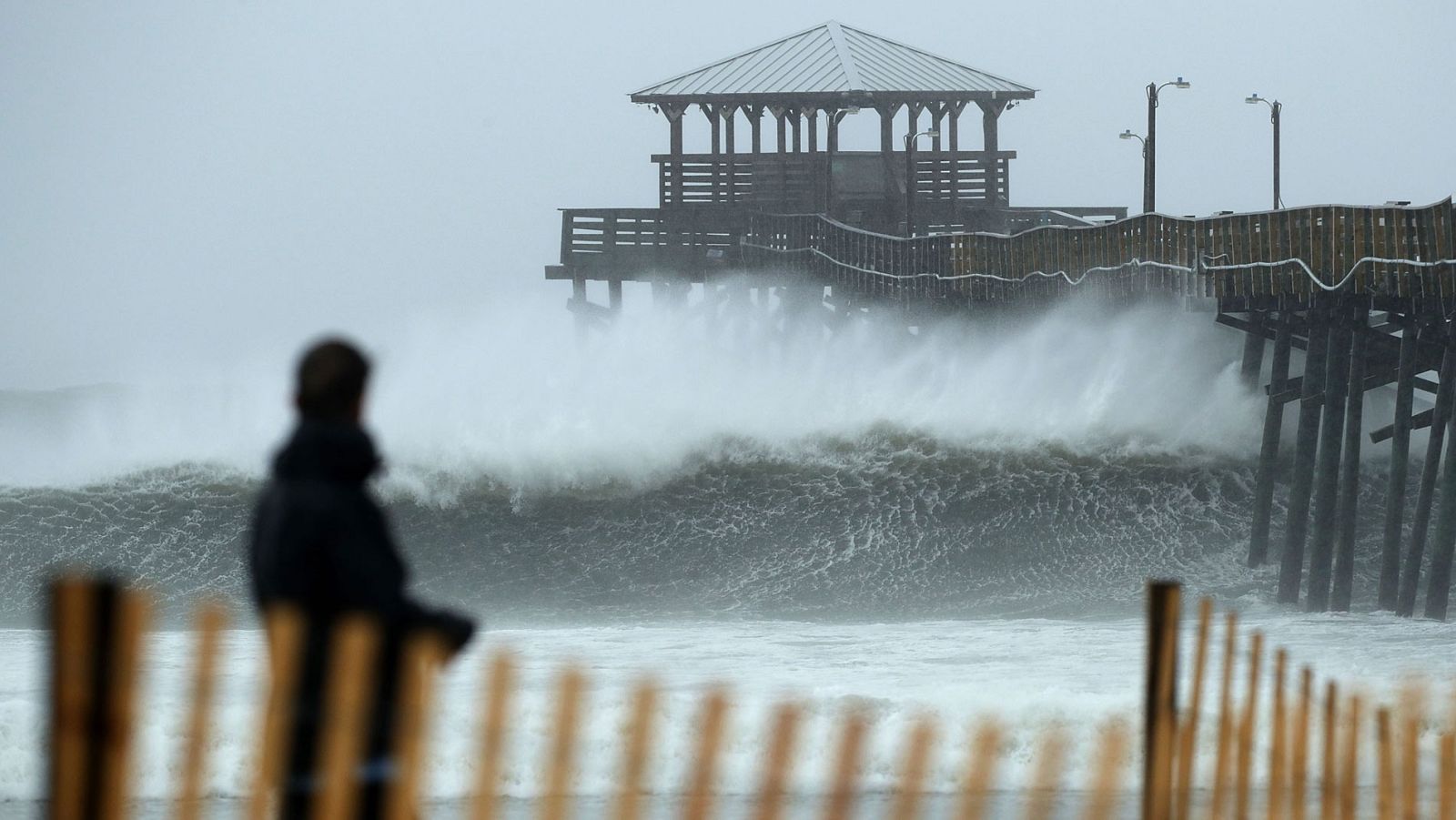 El huracán Florence comienza a dejar fuertes lluvias en la costa sureste de Carolina del Norte