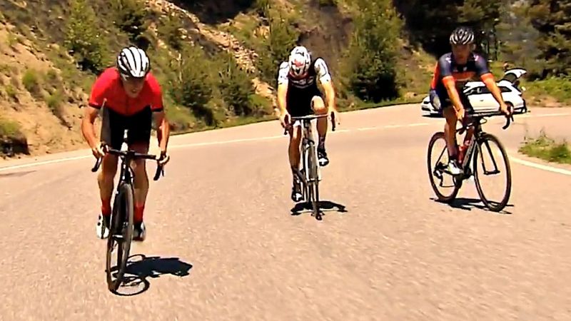El comentarista de TVE, Pedro Delgado, asciende junto a Joaquim 'Purito' Rodríguez y junto al piloto Aleix Espargaró la última ascensión de la Vuelta 2018.