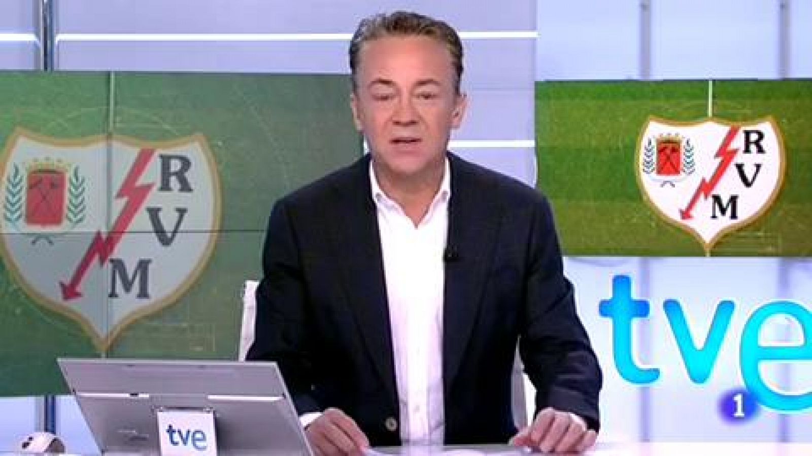 Telediario 1: Sorprenden a unos operarios probando a saltos la estabilidad del estadio de Vallecas | RTVE Play