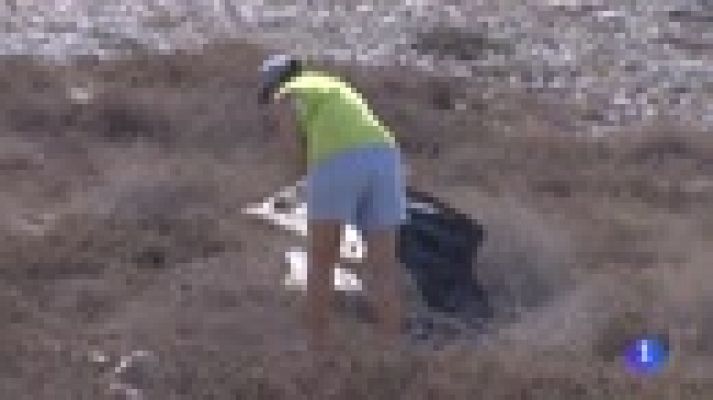 Telediario 1 - Limpian los residuos de playas, ríos y parques