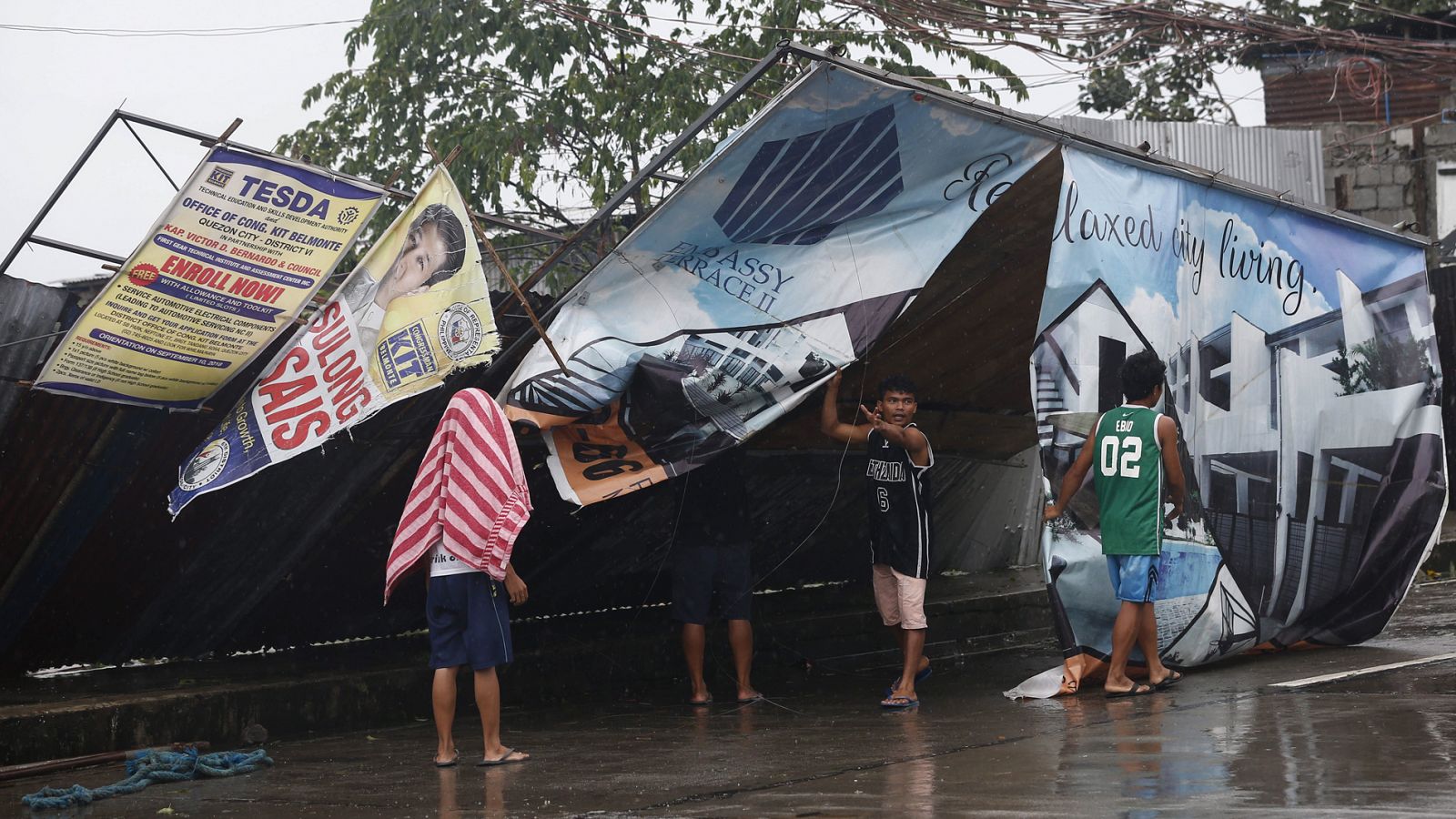 El tifón Mangkhut pasa por el norte de Filipinas