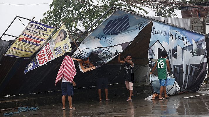 El tifón Mangkhut se debilita tras salir de Filipinas