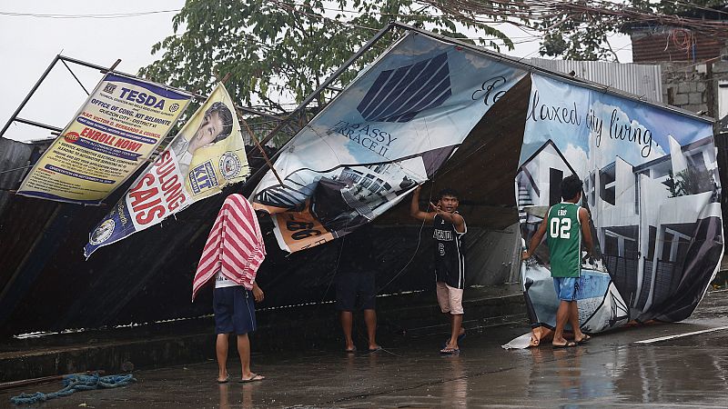 El tifón Mangkhut se debilita tras salir de Filipinas