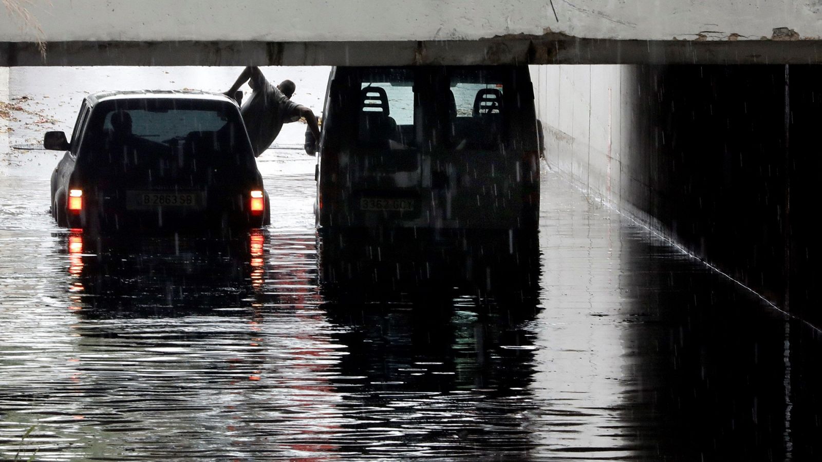 Telediario 1: Fuertes lluvias, tormentas y granizo en gran parte del este y sur de la Península | RTVE Play