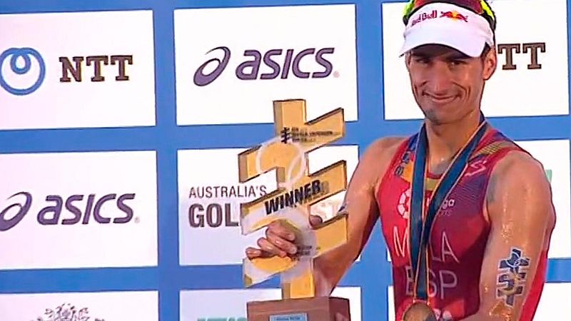 Mario Mola recibe en el podio su tercer título mundial de triatlón